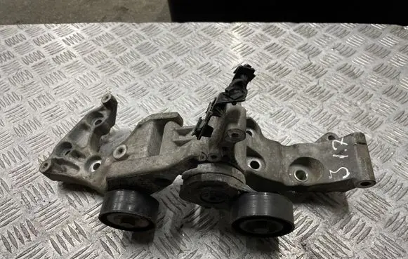 Opel Astra J Generator/alternator bracket 552805357