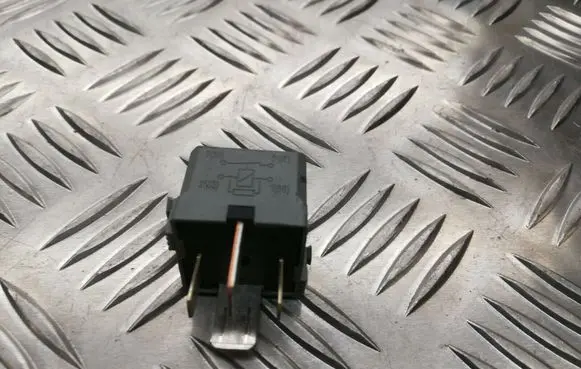 Mercedes-Benz E W211 Other relay A0025422619 4RA00779307