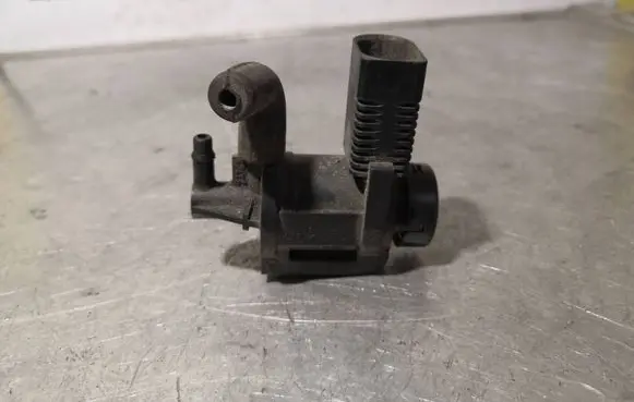 Volkswagen PASSAT B5.5 Vacuum valve 1J0906283B