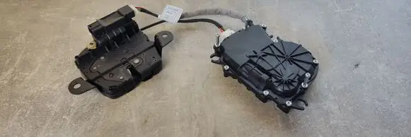 BMW 2 F46 Loading door lock 7348531 7348530