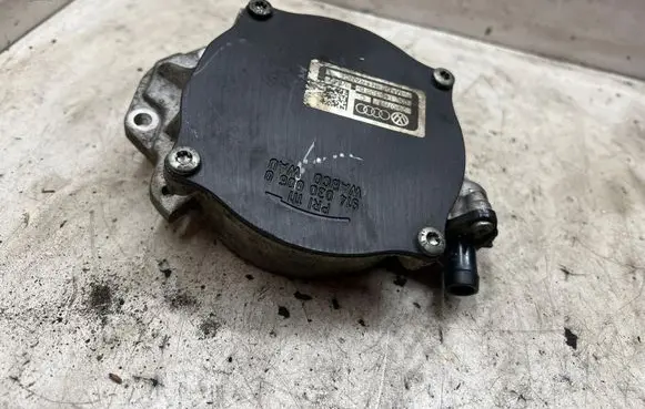 Volkswagen Golf VII Vacuum pump 03L145100B