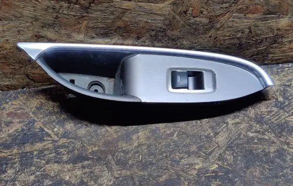 Chevrolet Malibu Front door interior handle trim 84203420 28218342