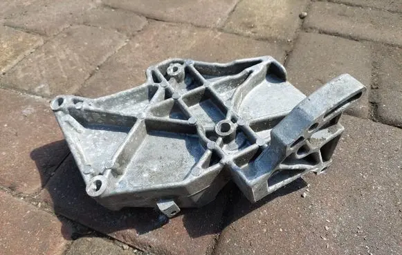 Audi A4 S4 B5 8D A/C compressor mount bracket 058260885C