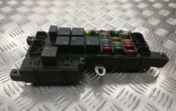 Volvo XC70 Fuse module 518828108