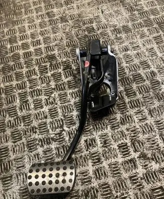 Mercedes-Benz ML W164 Brake pedal 1642900701 A1642900701