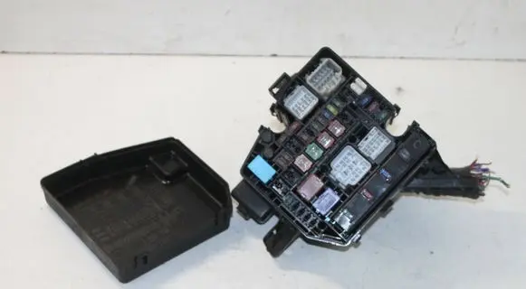 Toyota Urban Cruiser (XP110) Fuse module 8266252590