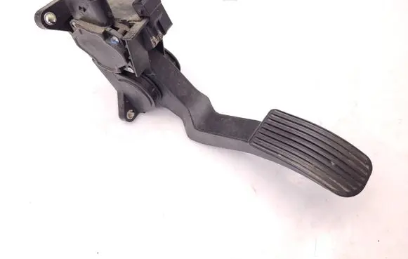 Accelerator throttle pedal