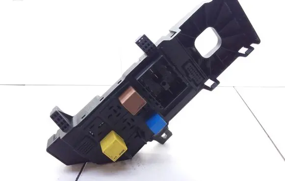 Opel Vectra C Relay mounting block 13181983 518721204