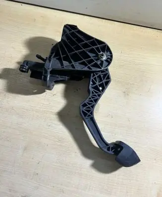 Volkswagen Touran I Clutch pedal 1K0721796E