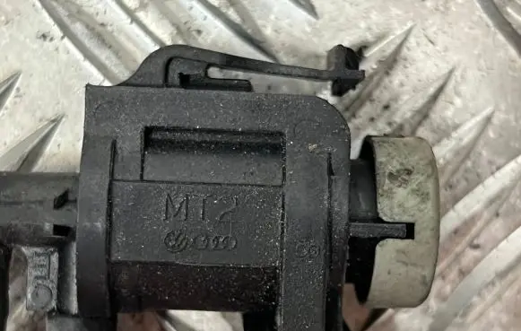 Volkswagen PASSAT B6 Turbo solenoid valve 1J0906283C 16108