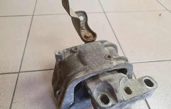 Volkswagen Touran I Engine mount bracket 1K0199262