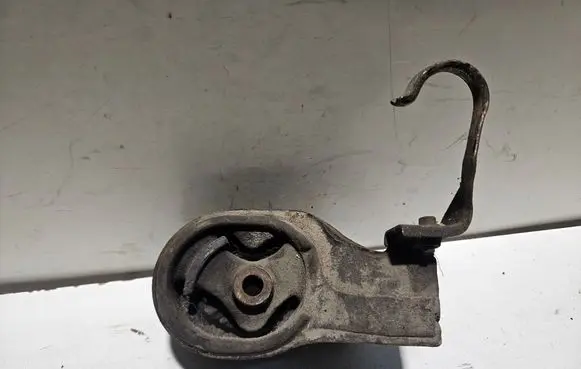 Honda Civic Engine mount bracket