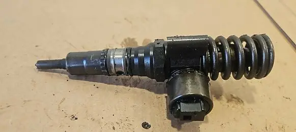 Volkswagen PASSAT B6 Fuel injector 03G130073G