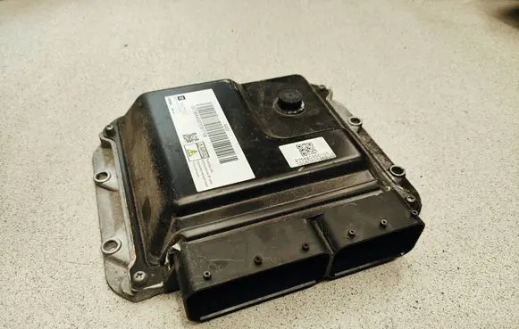 Opel Astra J Engine control unit/module 55577647 86AAS92101617106