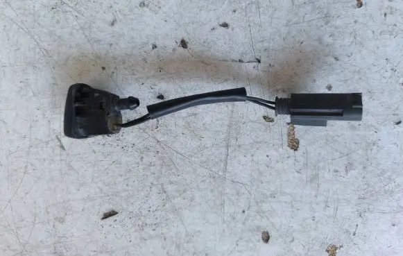 BMW 5 E60 E61 Windshield washer spray nozzle 7046000
