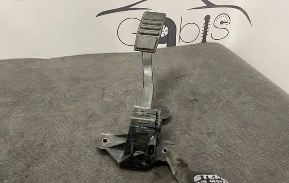 Ford Mustang VI Accelerator throttle pedal CR339F836 698033 1070AF