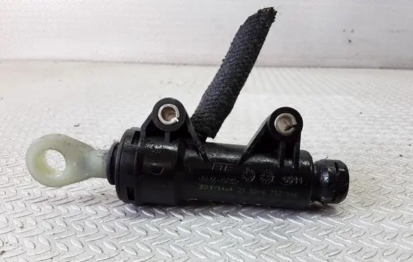 BMW 3 E46 Clutch master cylinder 21526752146