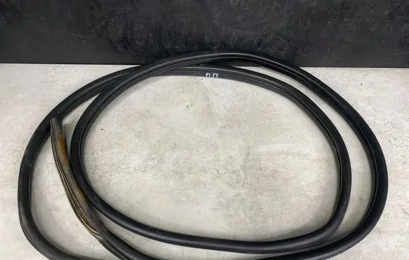 Opel Vivaro Front door rubber seal