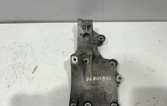 Volkswagen PASSAT B6 Engine mounting bracket 038903143