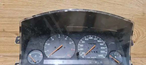 Mazda 626 Speedometer (instrument cluster) GK82E
