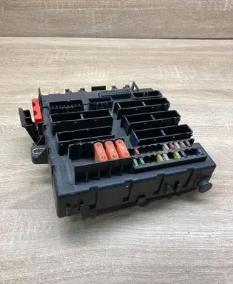 Opel Vectra C Fuse module 13170890 519049100