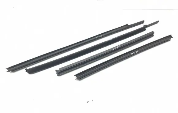 Porsche Cayenne (92A) Rubber seal front door window/glass 