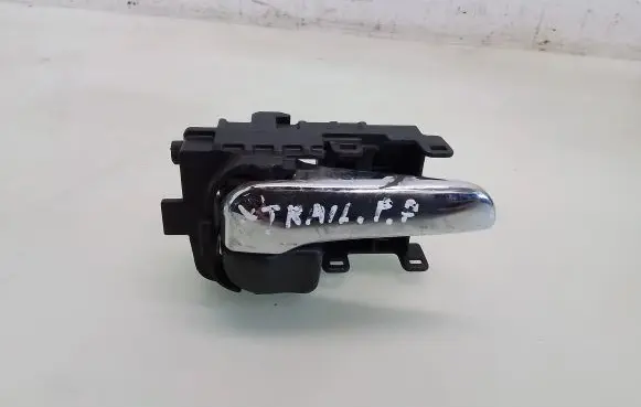 Nissan X-Trail T30 Front door interior handle