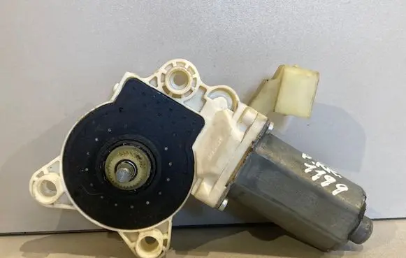Mercedes-Benz CLS C219 Front door window regulator motor 0130821433