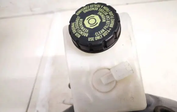Brake fluid reservoir