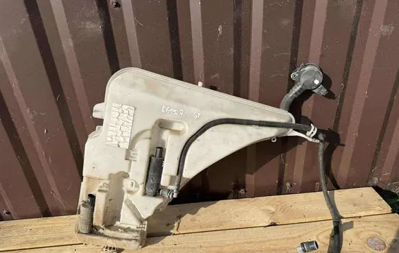 Windshield washer fluid reservoir/tank