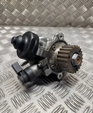 Volkswagen Golf VII Fuel injection high pressure pump 0445010537 04L130755D 08120212