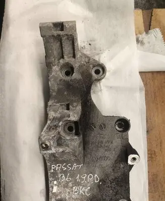 Volkswagen PASSAT B6 Generator/alternator bracket 03G903143