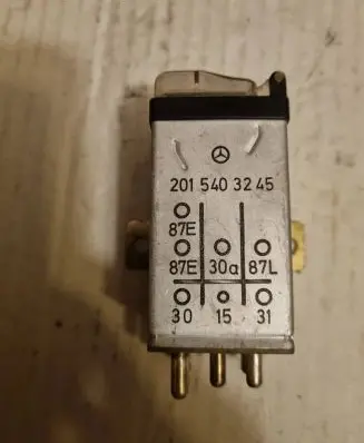 Mercedes-Benz 190 W201 Fuel pump relay 87E30A87L 2015403245