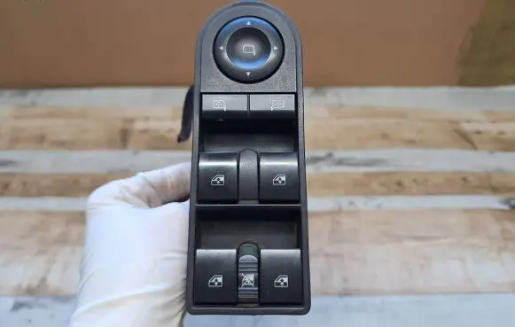 Opel Zafira B Electric window control switch 13228699