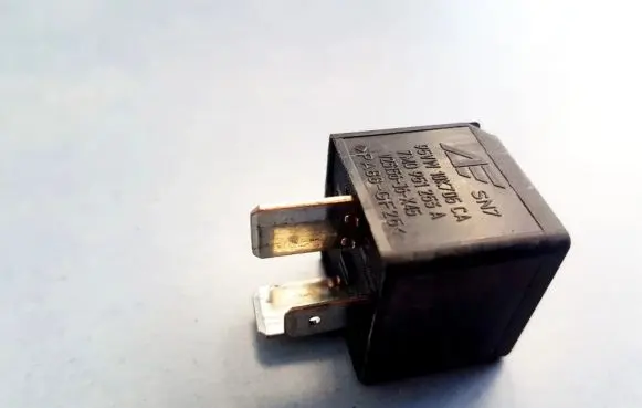 Volkswagen PASSAT B5 Other relay 7M0951253A