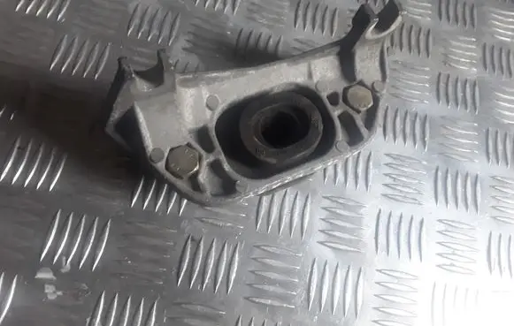 Renault Megane II Gearbox mount 8200277212