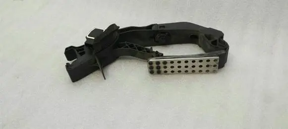 Mercedes-Benz CLS C219 Accelerator throttle pedal A1713000104