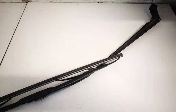 Front wiper blade arm