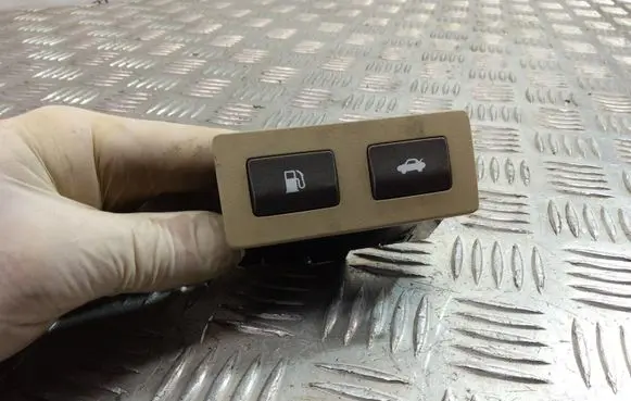 Lexus LS 460 - 600H Fuel tank opening switch 15C089