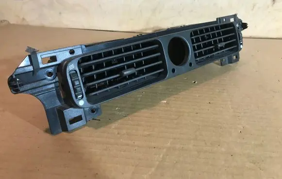 Jaguar XJ X308 Dash center air vent grill GND6770AB D1B1A