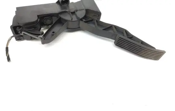 Mercedes-Benz B W245 Accelerator throttle pedal A1693000104 91736020