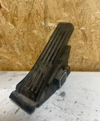 Mercedes-Benz E W212 Accelerator throttle pedal A2043000004 021007