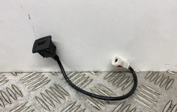 Mercedes-Benz C W204 USB socket connector A1728200515
