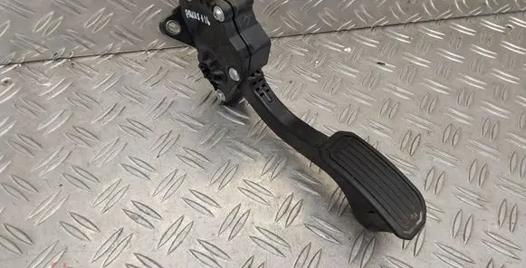 Accelerator throttle pedal