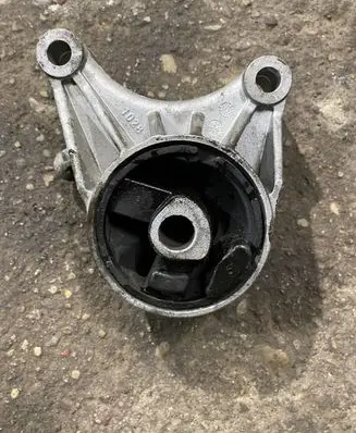 Opel Zafira B Engine mount bracket