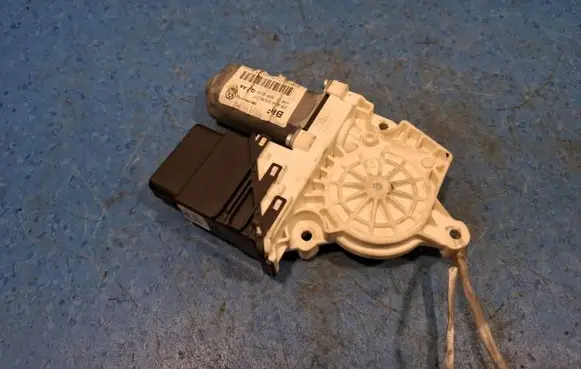 Volkswagen Golf V Vent window/glass motor 