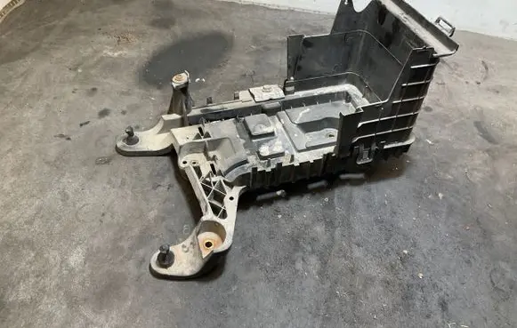 Volkswagen PASSAT B7 Battery tray 1K0915333