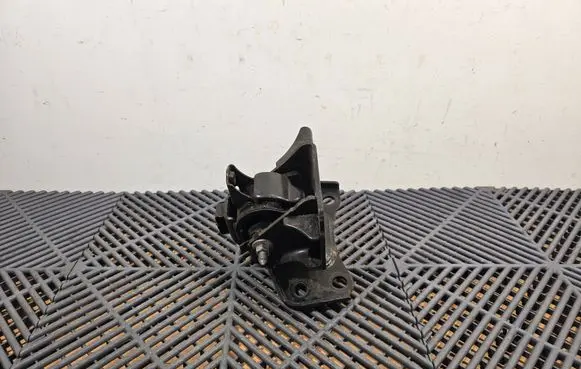 Toyota Prius (XW20) Engine mount bracket