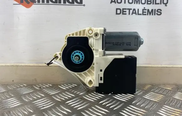Volkswagen PASSAT CC Front door window regulator motor 3C0959792C 3C8959702