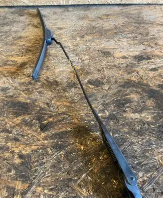 Opel Tigra B Front wiper blade arm 09114667
